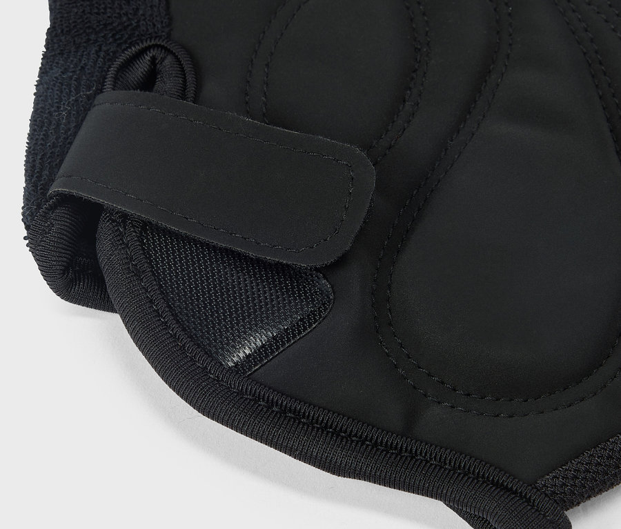 Gros plan d'un gant noir avec fermeture velcro.