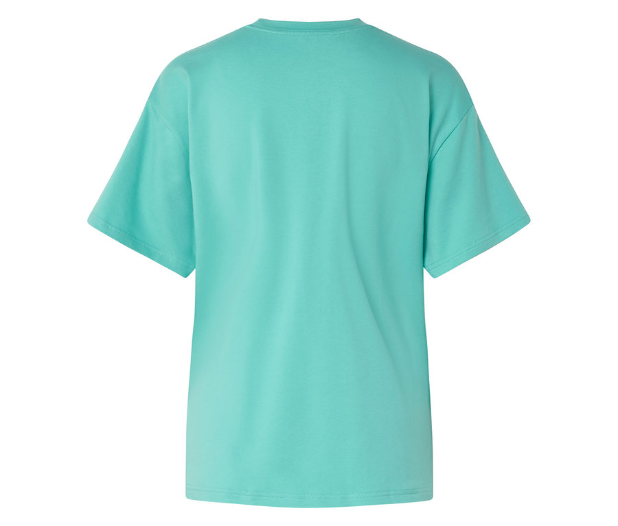 Gros plan sur le dos d"un t-shirt turquoise.