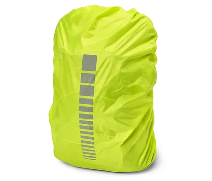 Housse de sac à dos jaune fluo avec bandes réfléchissantes. La housse est tirée sur un sac à dos.