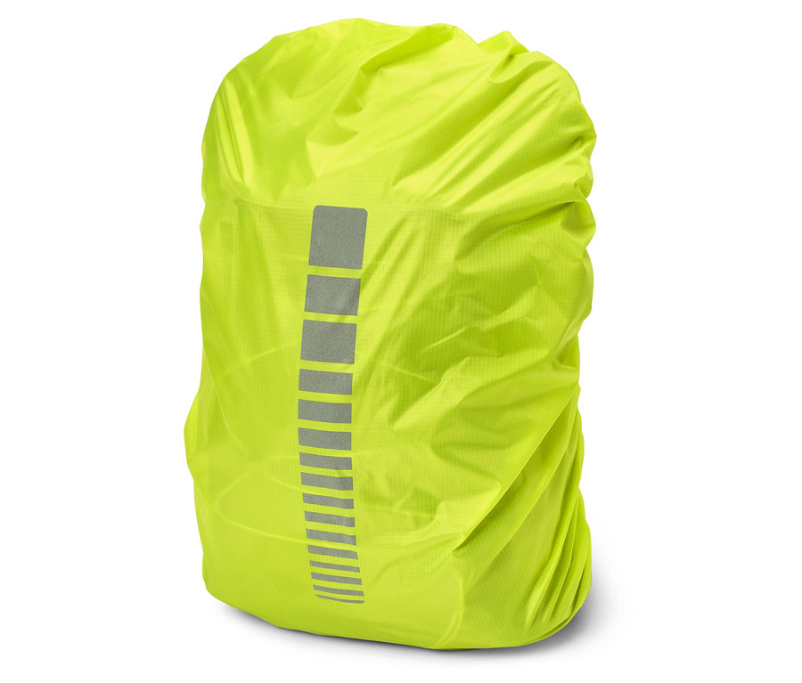 Housse de sac à dos jaune fluo avec bandes réfléchissantes. La housse est tirée sur un sac à dos.