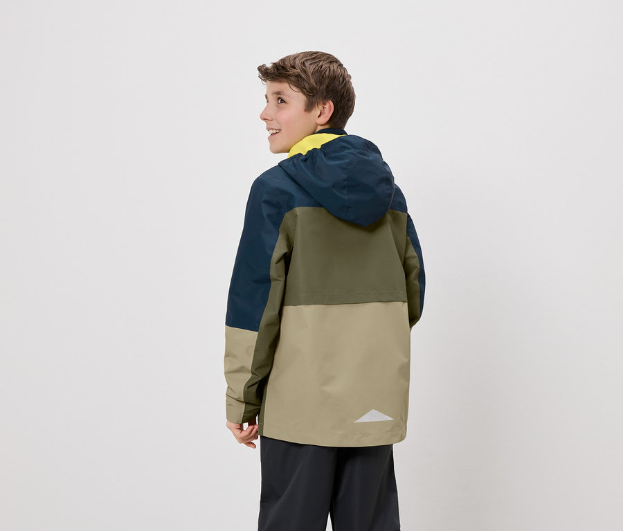 Un adolescent, vu de dos, porte une veste à capuche de couleur bleu marine, olive et beige.