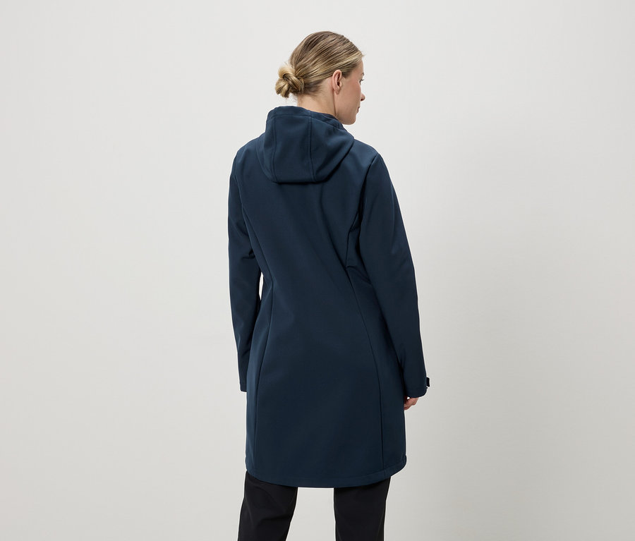 Vue arrière d'une femme portant un chignon, un long manteau bleu marine à capuche et un pantalon noir.
