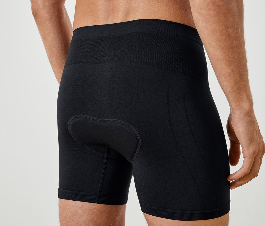 Gros plan sur l'arrière d'un homme portant un short de cyclisme noir.
