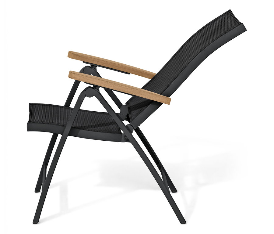Une seule chaise pliante noire avec des accoudoirs en bois sur un fond blanc.