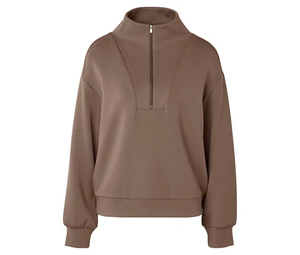 Un pull couleur terre avec un col montant et une courte fermeture éclair.