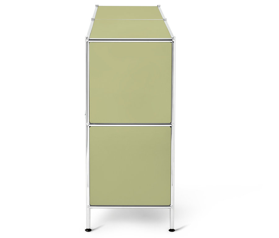 Vue d'une armoire vert clair avec un cadre chromé.