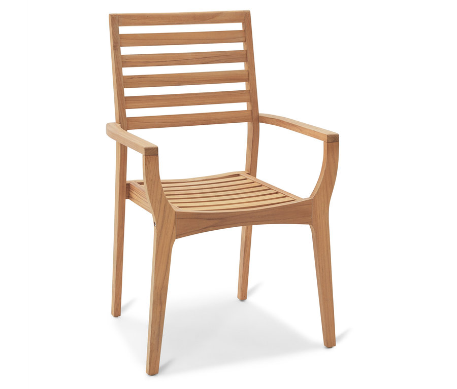 Une seule chaise en teck avec accoudoirs se dresse sur un fond blanc.
