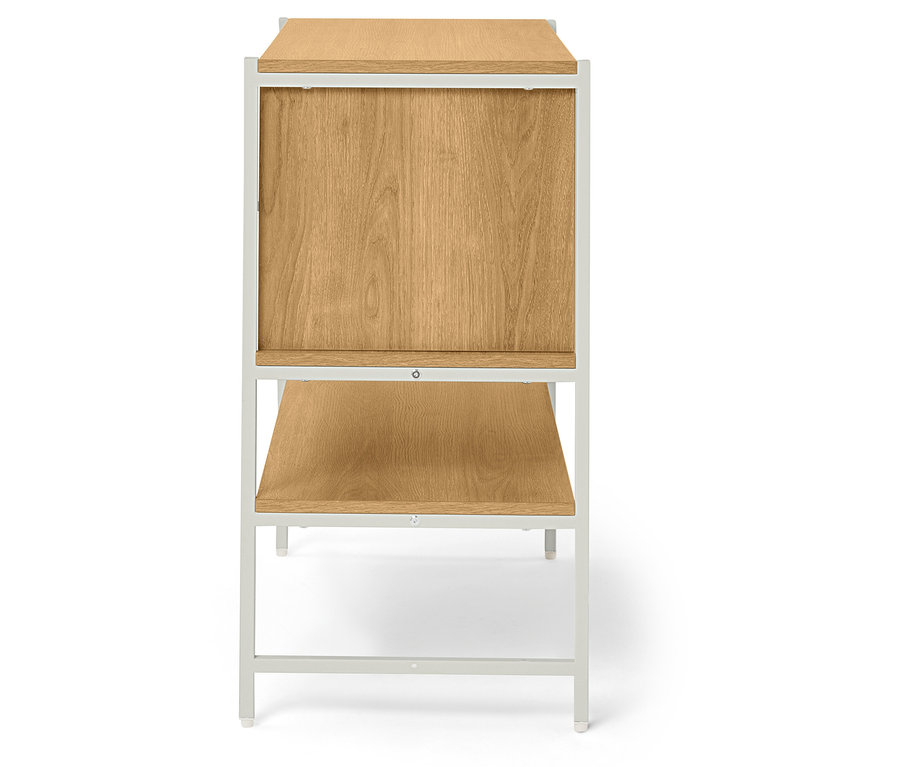 Vue d'une étagère en bois avec un cadre en métal blanc.