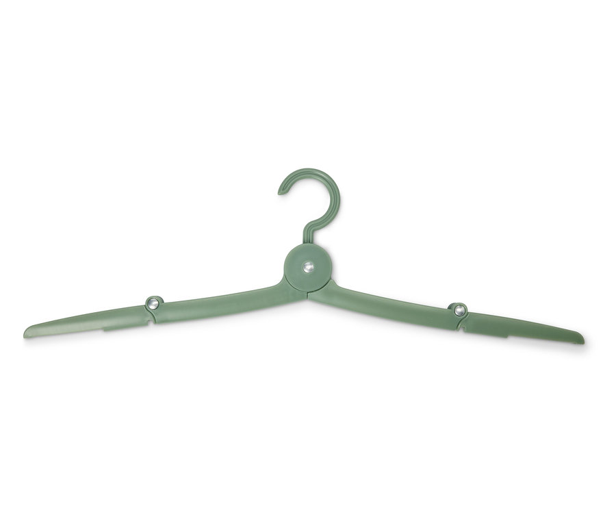 Un cintre vert pliable repose sur un fond blanc.