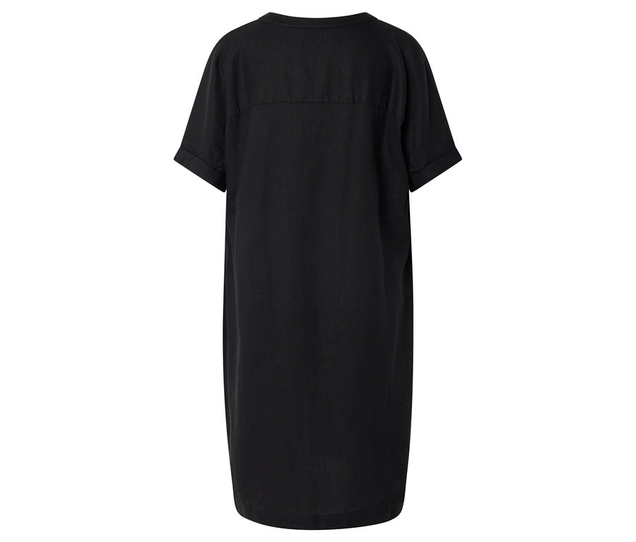 Robe t-shirt noire longueur genou avec manches courtes.