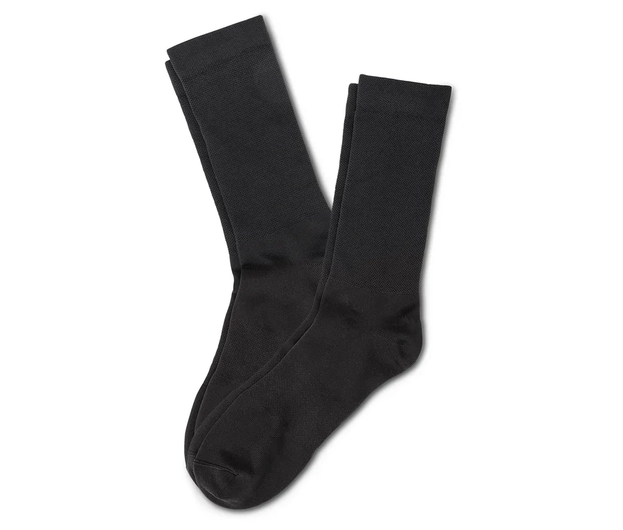Deux chaussettes noires superposées sur fond blanc.