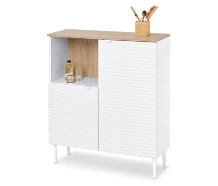 Armoire blanche avec deux portes, une étagère et un dessus marron clair avec des cosmétiques et des pinceaux de maquillage.