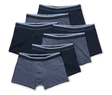 Sept boxers gris et bleu marine sont empilés les uns sur les autres.