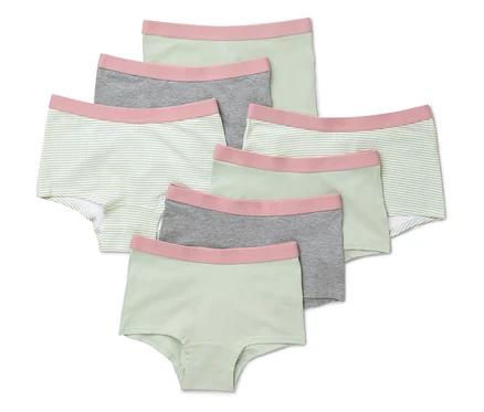 Sept culottes pour filles vert menthe sont posées les unes sur les autres.
