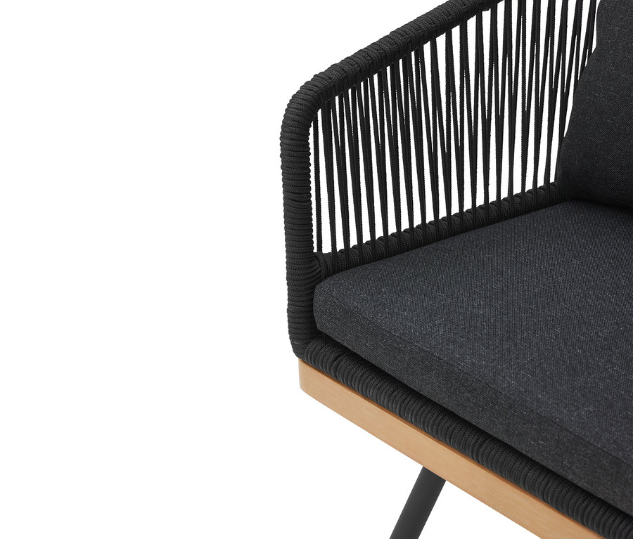 Gros plan d'une chaise de jardin pivotante avec tissage textile qui a une assise et un dossier gris.