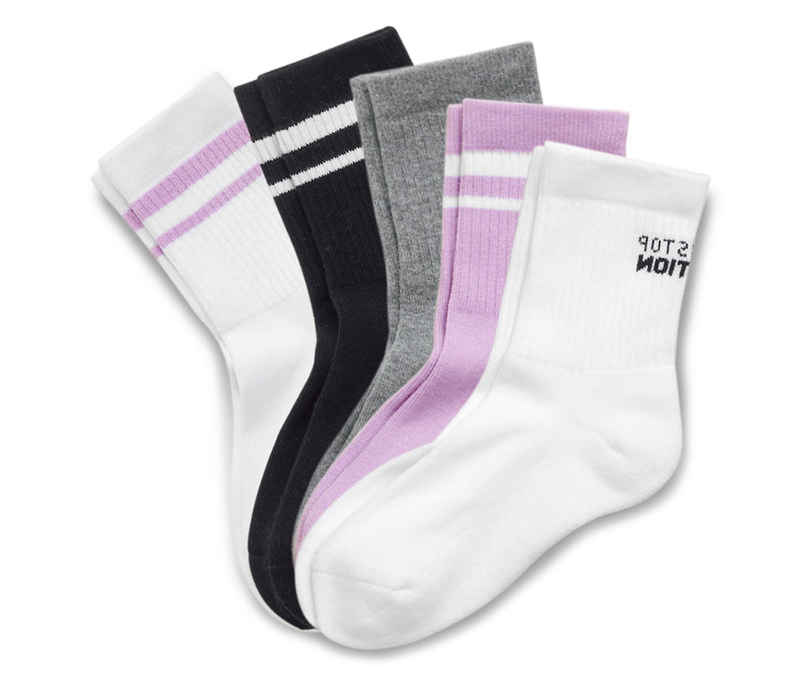 Cinq paires de chaussettes blanches, noires, grises et lilas sont superposées.