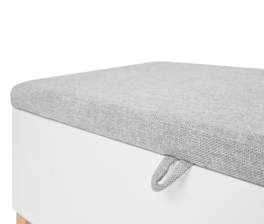 Gros plan d'un banc rembourré gris avec un corps blanc et une poignée.