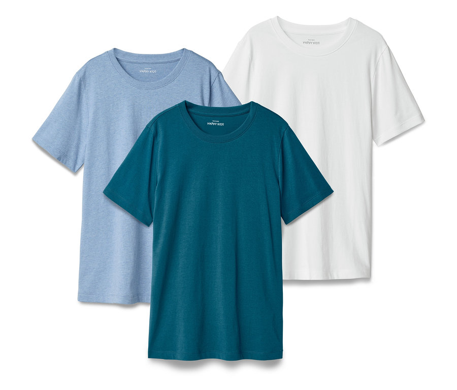 Trois t-shirts bleu clair, bleu foncé et blanc sont posés les uns sur les autres.