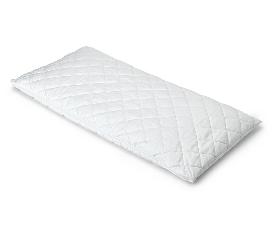 Un oreiller blanc long et unique avec un motif losanges matelassé sur un fond blanc.