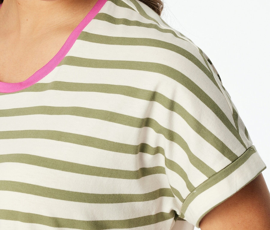 Gros plan d'une femme portant un t-shirt rayé avec des accents roses.