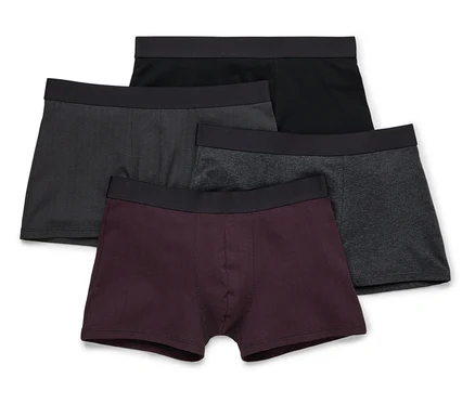 Quatre boxers pour hommes en noir, gris et bordeaux sont superposés.