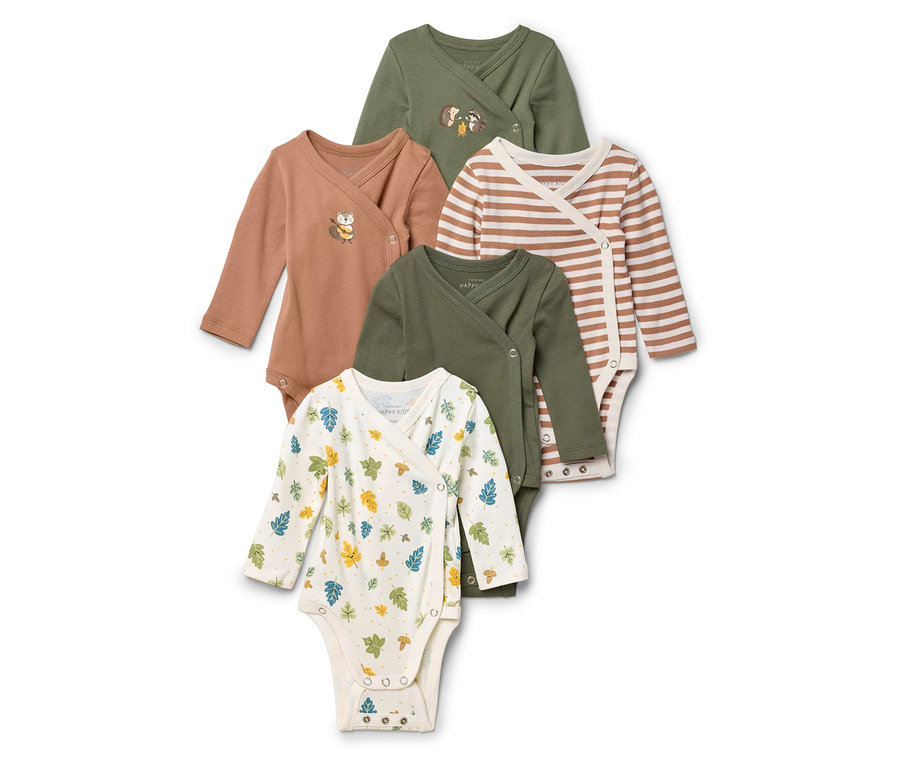Cinq cache-cœurs pour bébé sont superposés, dont un blanc à feuilles, un vert, un marron avec un écureuil et un rayé.