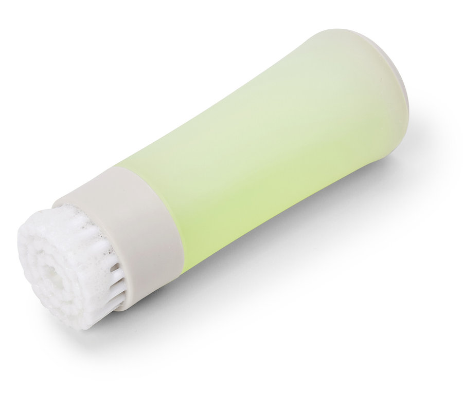 Un récipient allongé, translucide, vert clair avec une tête de brosse blanche, disposé en diagonale sur un fond blanc.