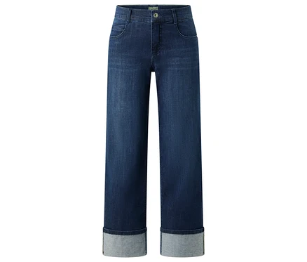 Jean bleu foncé avec bas de jambes retroussés gris clair sur fond blanc.