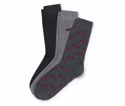 Trois chaussettes sont superposées : une noire, une grise et une gris foncé avec des voitures rouges.