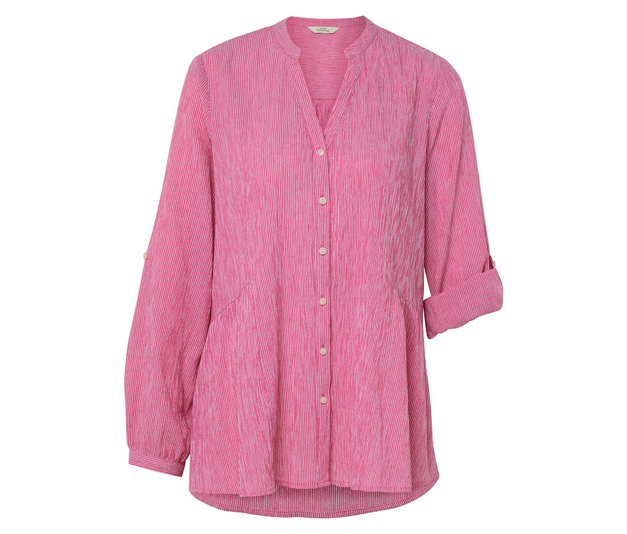 Gros plan sur un chemisier rose rayé à manches longues.