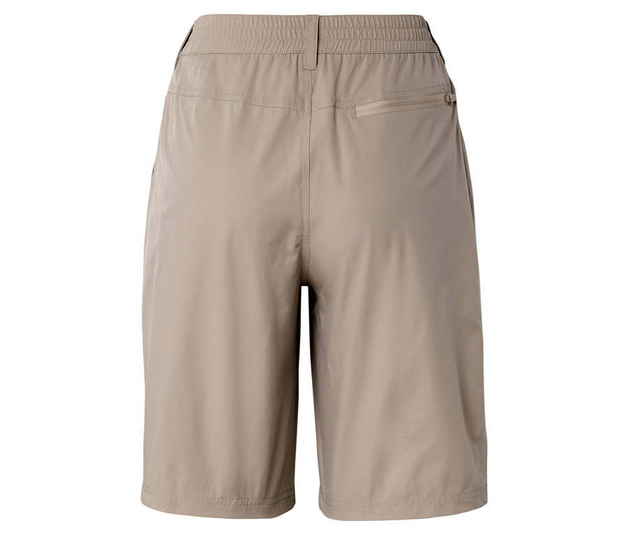 Gros plan de l'arrière d'un short beige avec une ceinture élastique et une poche zippée.