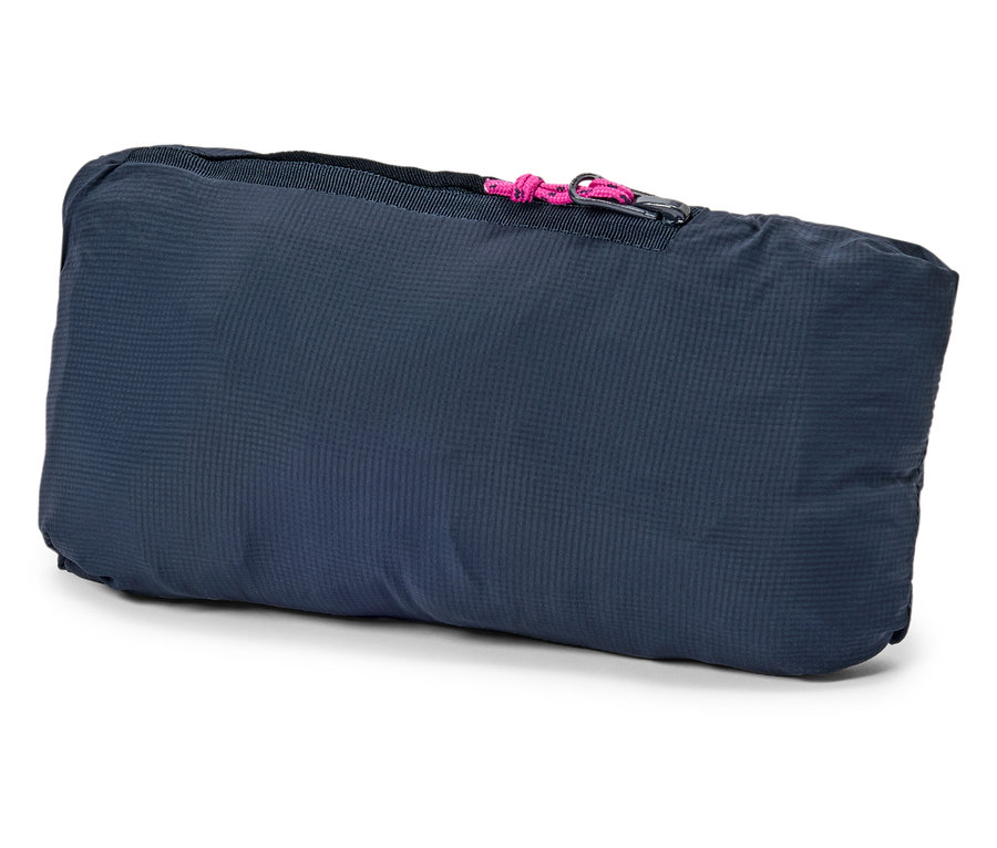 Sac rectangulaire bleu marine plié avec fermeture éclair rose sur fond blanc.