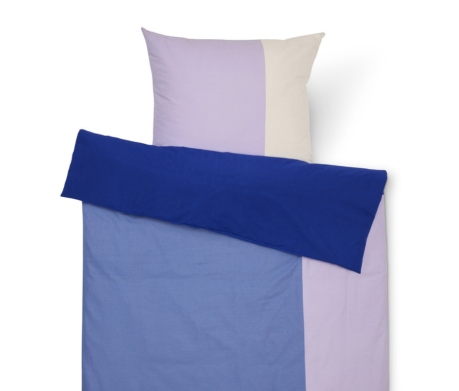 Ensemble de literie avec une housse bleue et une taie d'oreiller lilas et crème.