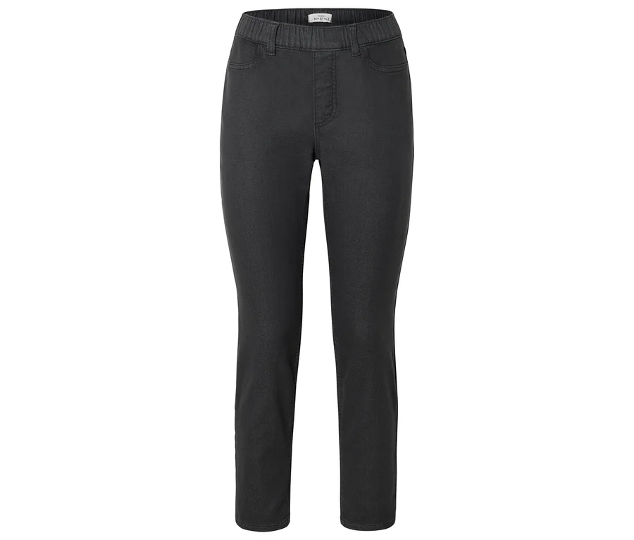 Un pantalon gris foncé coupe slim avec une taille élastique et des poches avant, posé à plat sur un fond blanc.