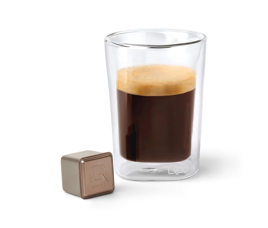 Café dans un verre à côté d'une capsule Qbo Caffè Grande BELO SUL.