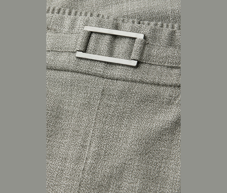 Gros plan sur un pantalon de jogging Street One avec une boucle argentée.