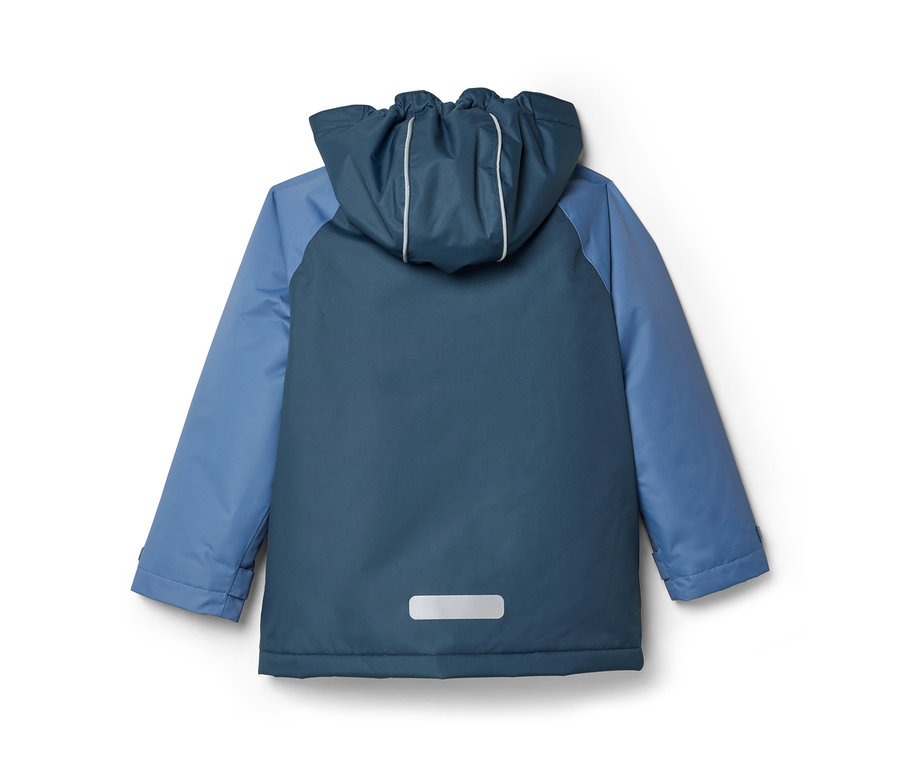 Vue de dos d'une veste d'enfant bicolore bleu foncé et bleu clair, avec une capuche et une bande réfléchissante en bas du dos.