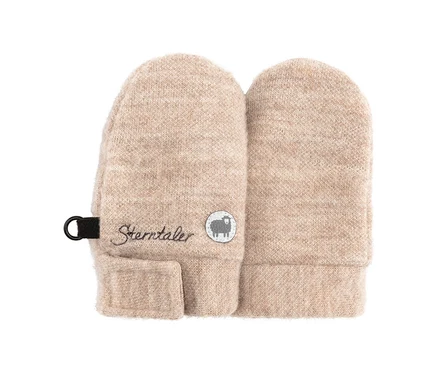Une paire de moufles tricotées beiges avec un logo Sterntaler et un symbole de mouton sur la moufle gauche, qui possède également une sangle avec anneau en D.