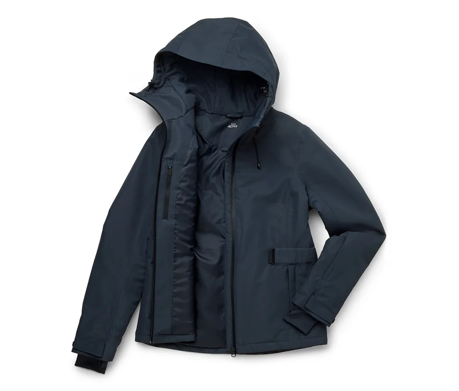 Veste à capuche bleu foncé, ouverte pour montrer sa doublure intérieure, avec une fermeture éclair frontale partiellement visible, une poche zippée en haut à gauche, une poche à rabat en bas à droite et des poignets ajustables.