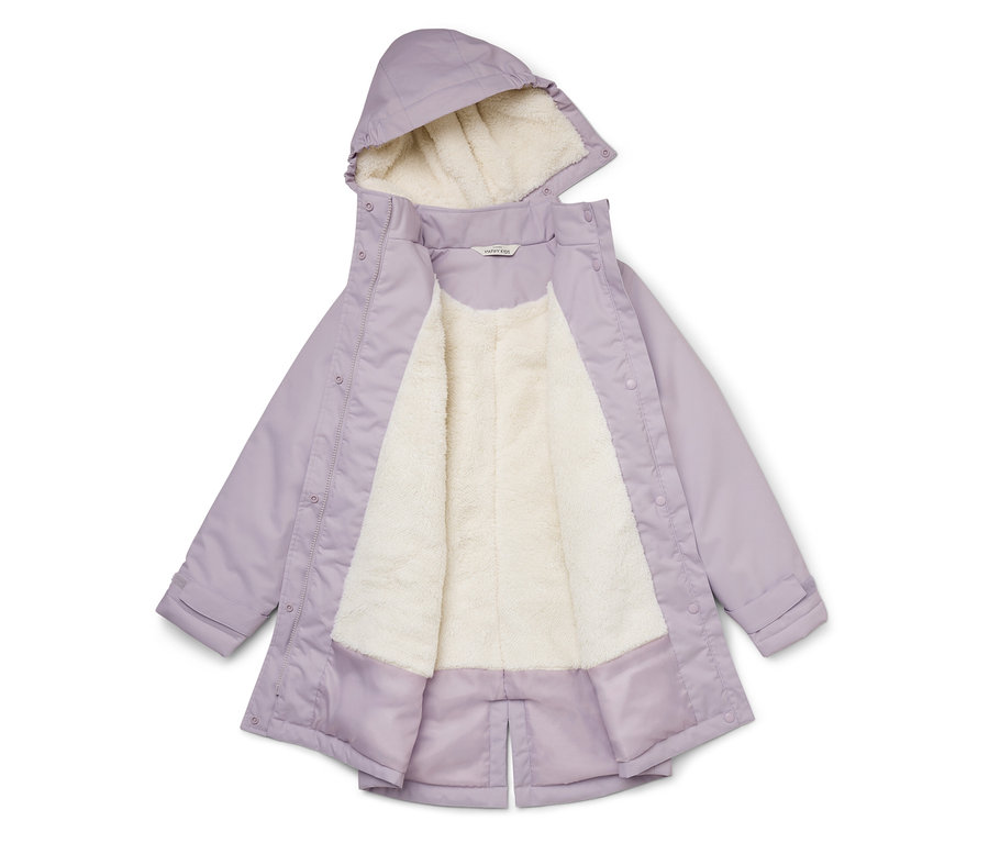 Parka à capuche violet clair, posée ouverte pour montrer sa doublure en fausse fourrure de couleur crème.