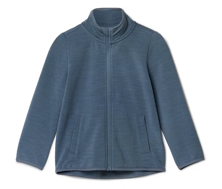 Une veste polaire bleue entièrement zippée avec un col montant et deux poches avant, posée à plat sur un fond blanc.