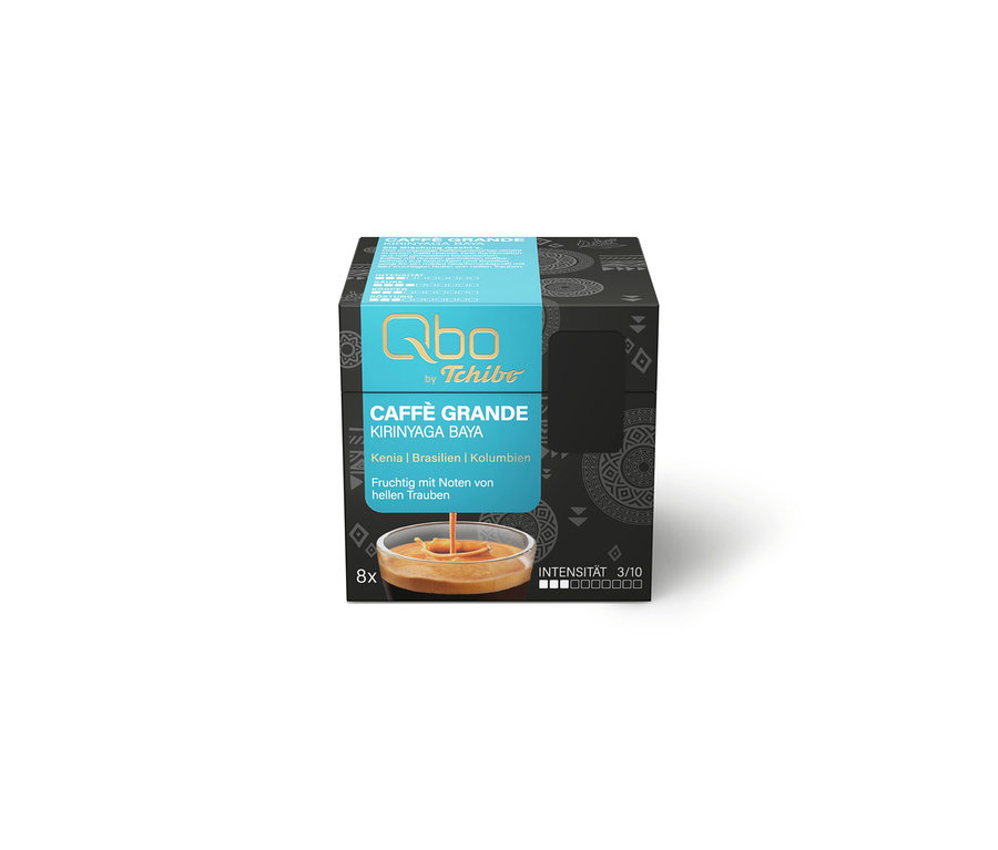 Une boîte noire de capsules de café Qbo by Tchibo Caffè Grande Kirinyaga Baya, 8x, intensité 3/10, fruitée avec des notes de raisins clairs. Du café coule dans une tasse sur la boîte.