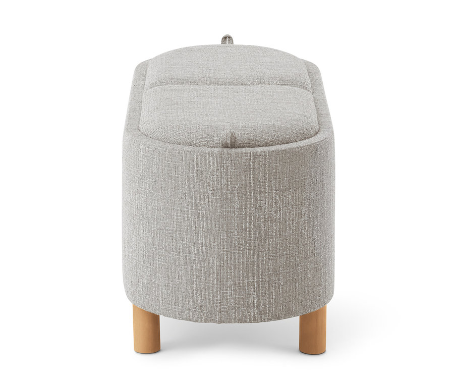 Pouf rembourré gris clair en tissu texturé, avec un couvercle rembourré et incurvé doté d'une petite poignée, et de courts pieds en bois.