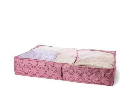 Boîte de rangement rose à motif géométrique, remplie de textiles, sous un couvercle transparent.