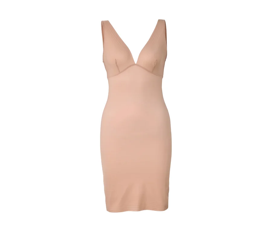 Robe sculptante beige avec encolure en V.