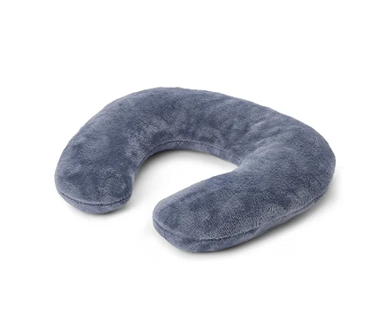Un coussin de voyage bleu en forme de U est posé sur un fond blanc.