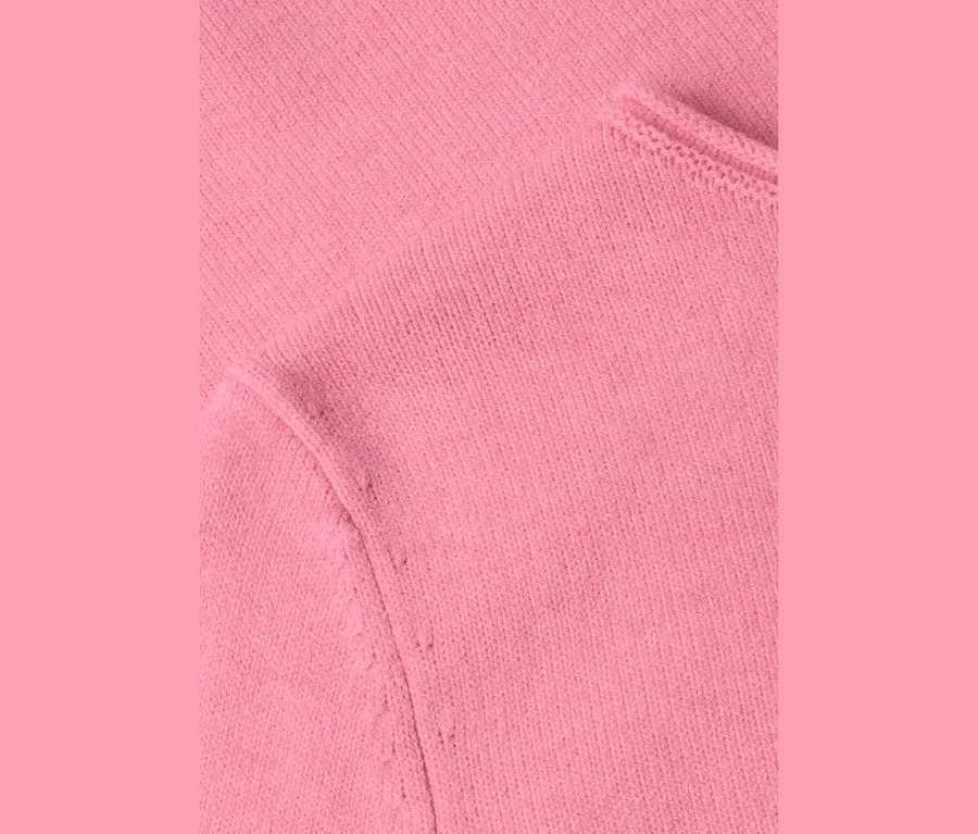Pull en maille Street One, rose pâle. Gros plan sur le tissu tricoté rose avec une couture visible.