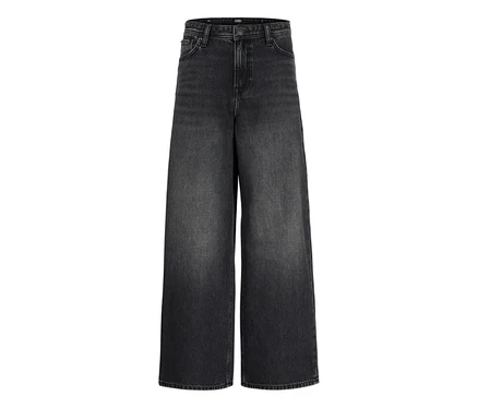 Jean noir à jambes larges et taille haute, avec des poches visibles et des passants de ceinture.