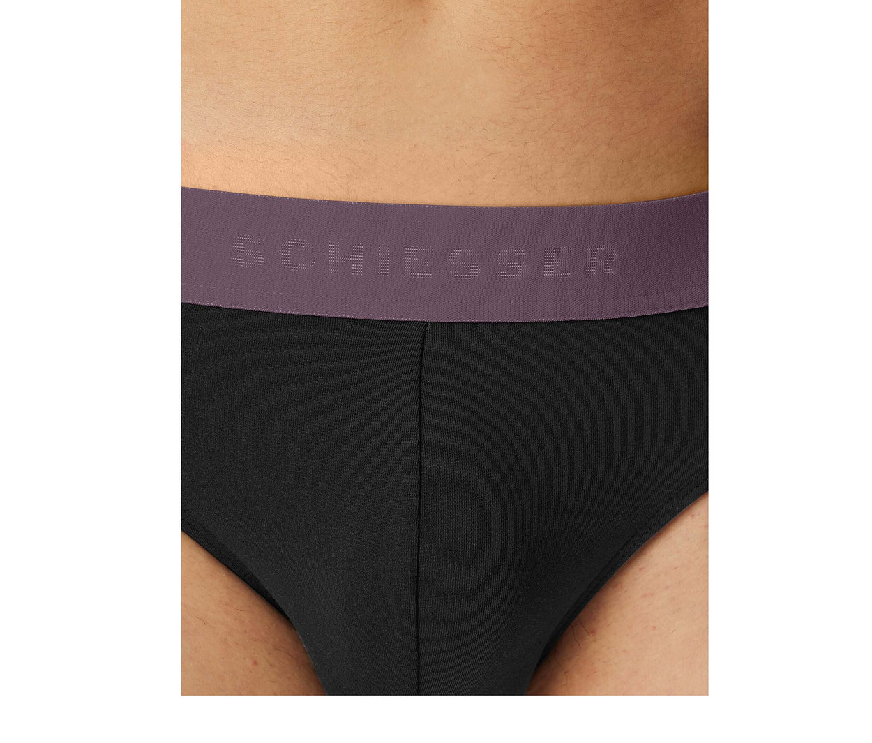 Personne portant un slip Rio SCHIESSER noir avec une ceinture violette sur laquelle est écrit SCHIESSER.