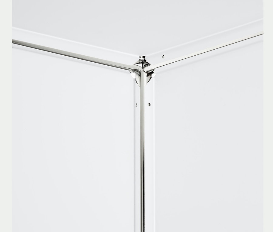 Détail d'une étagère en métal blanche avec 2 abattants amovibles.